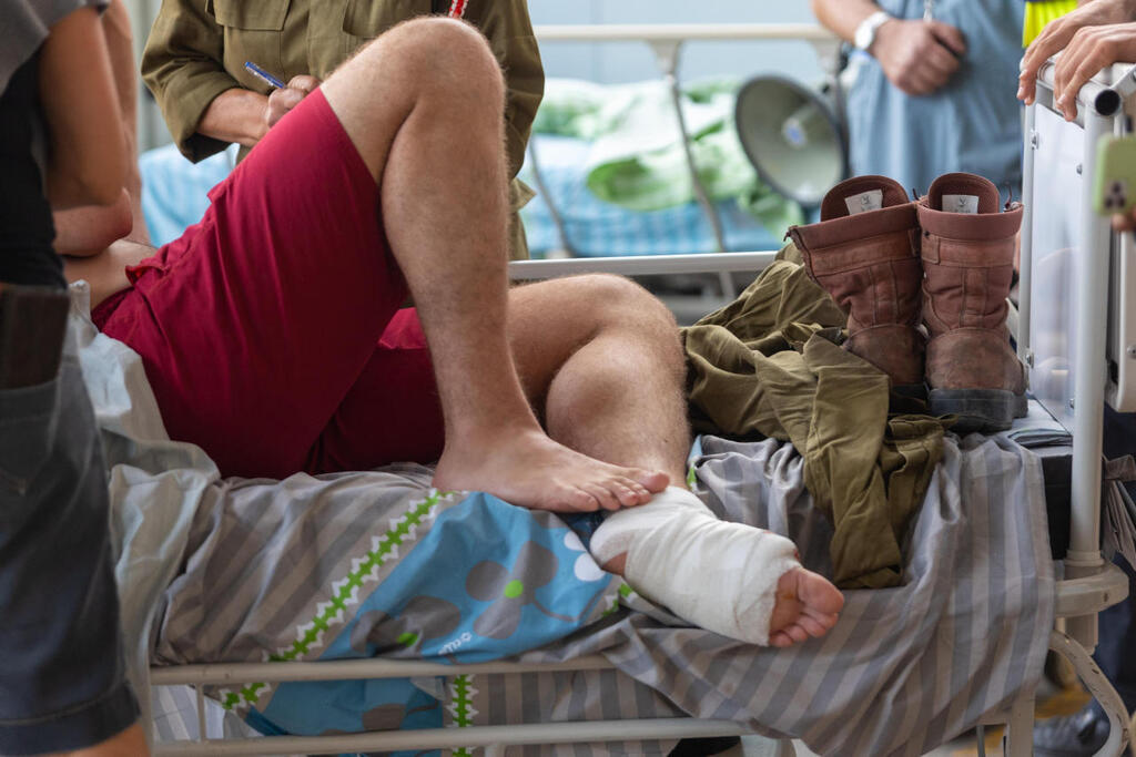 פצוע מהמלחמה ב עזה מטופל ב סורוקה מלחמה מלחמת חרבות ברזל   צה"ל