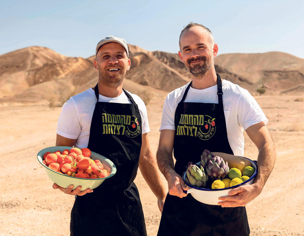 פנאי השף מימין ינון בארי ומורה הדרך ארז אקשוטי