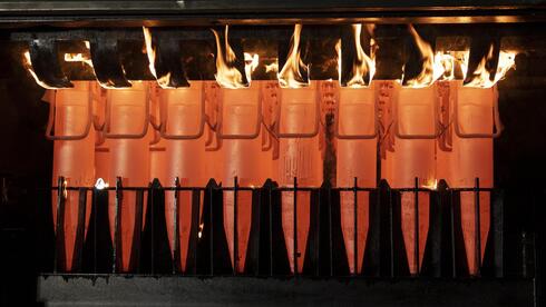 חם מהתנור: פגזים במפעל התחמושת, צילום: AP
