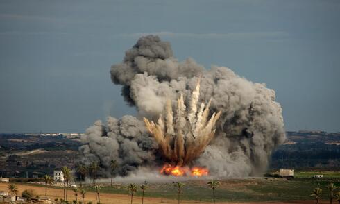 פגיעת פצצה אווירית, צילום: AFP
