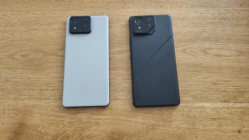 מימין: ה-ROG 8 של אסוס; משמאל: ה-Zenfone 11 Ultra. הבדלים קלים מאוד, איתי שמושקוביץ