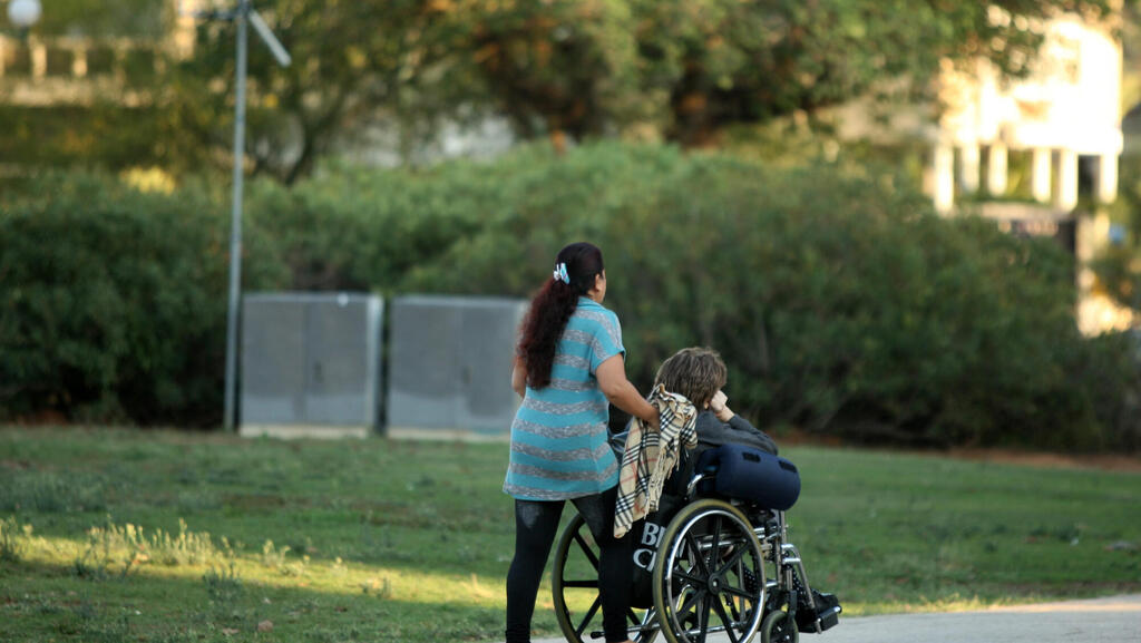 עובדים סיעודיים זרים עם קשישים קשיש  מטפל סיעודי  סיעוד