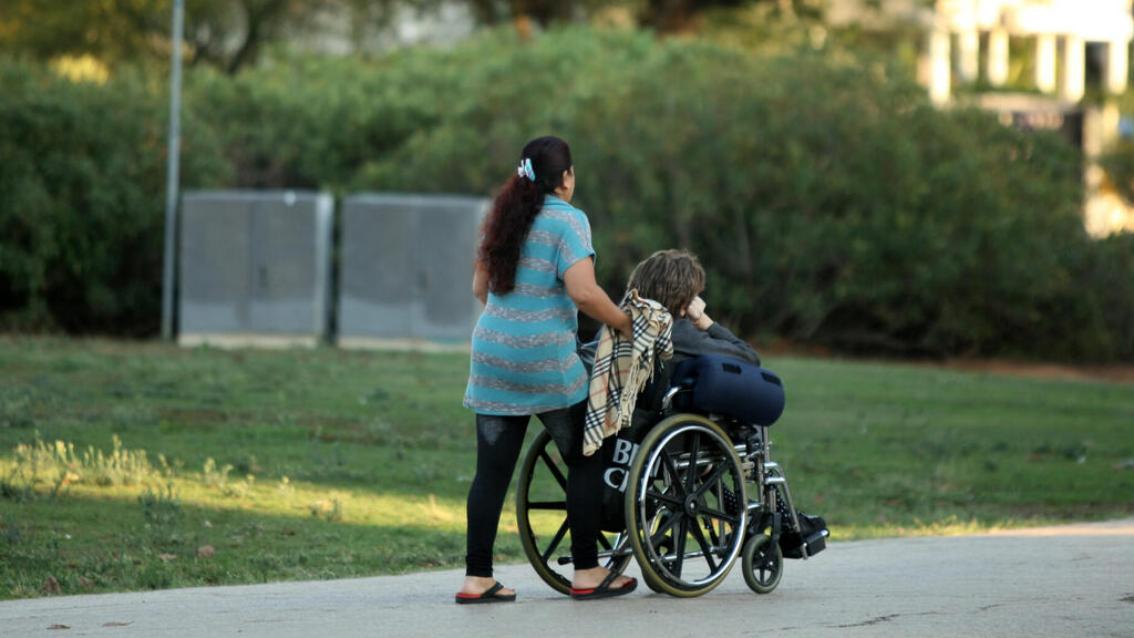 עובדים סיעודיים עם קשיש (צילום: עמית שעל) עובדים סיעודיים זרים עם קשישים קשיש מטפל סיעודי סיעוד