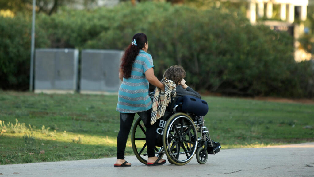 (ארכיון) (צילום: עמית שעל) עובדים סיעודיים זרים עם קשישים קשיש מטפל סיעודי סיעוד