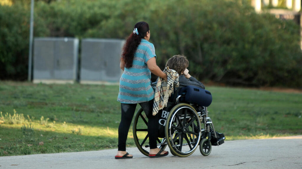 טיפול סיעודי. עלות קצבאות הסיעוד זינקה פי שלושה, מ־7 מיליארד שקל ב־2018 לתחזית של קרוב ל־21 מיליארד שקל השנה (צילום: עמית שעל) עובדים סיעודיים זרים עם קשישים קשיש מטפל סיעודי סיעוד
