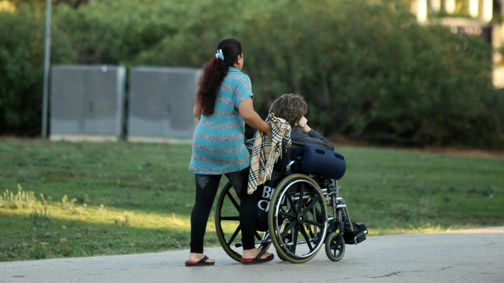 קשישה עם מטפלת סיעודית (צילום: עמית שעל) עובדים סיעודיים זרים עם קשישים קשיש מטפל סיעודי סיעוד