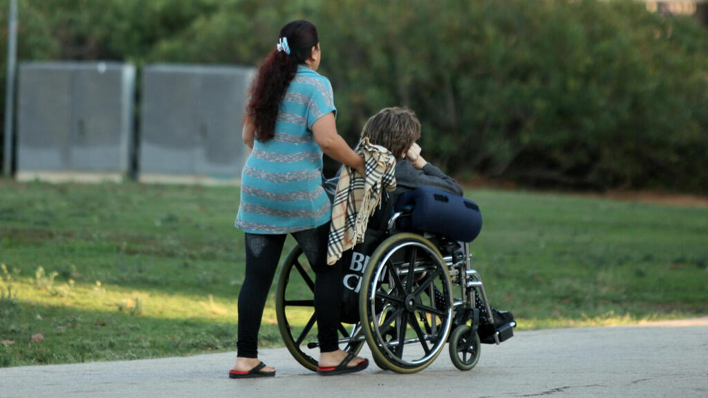 עובדים סיעודיים זרים עם קשישים קשיש  מטפל סיעודי  סיעוד