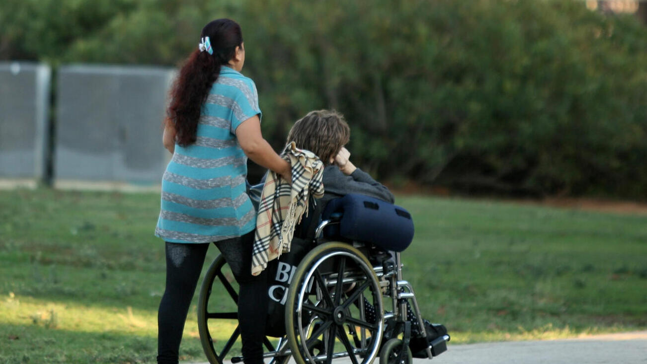 עובדים סיעודיים זרים עם קשישים קשיש  מטפל סיעודי  סיעוד