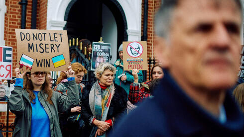 מפגינים נגד הנהגת רוסיה בלונדון מול שגרירות רוסיה, צילום:  BENJAMIN CREMEL / AFP