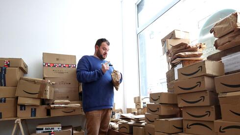 „נזק לדמוקרטיה ולמשרות שלנו”: עובדים באמזון חוששים מה-AI | כלכליסט