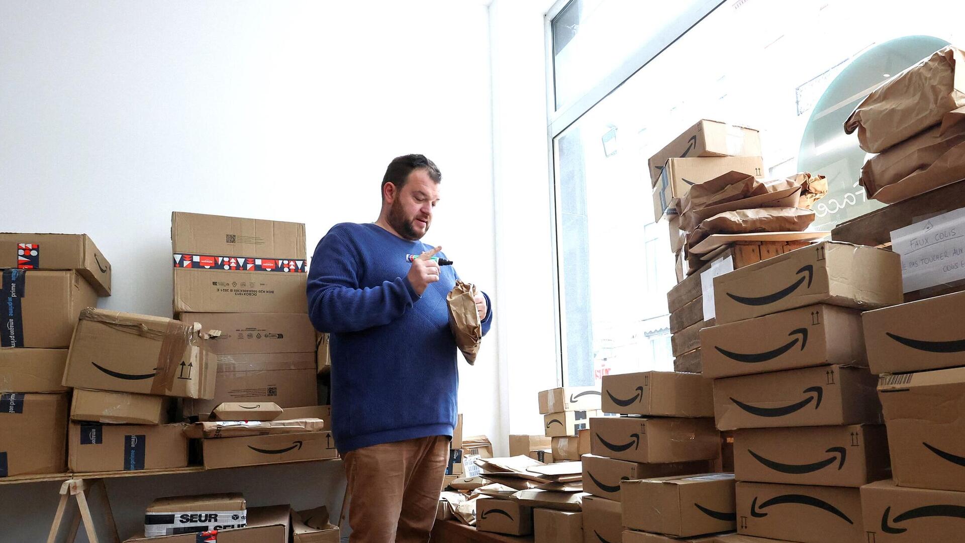 חנות עץ או פאלי מוכרת חבילות אמזון בריסל