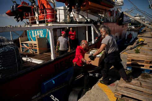 העמסת סיוע הומניטרי על ספינה בקפריסין, צילום: Santi Palacios/Open Arms-World Central Kitchen/Handout via REUTERS