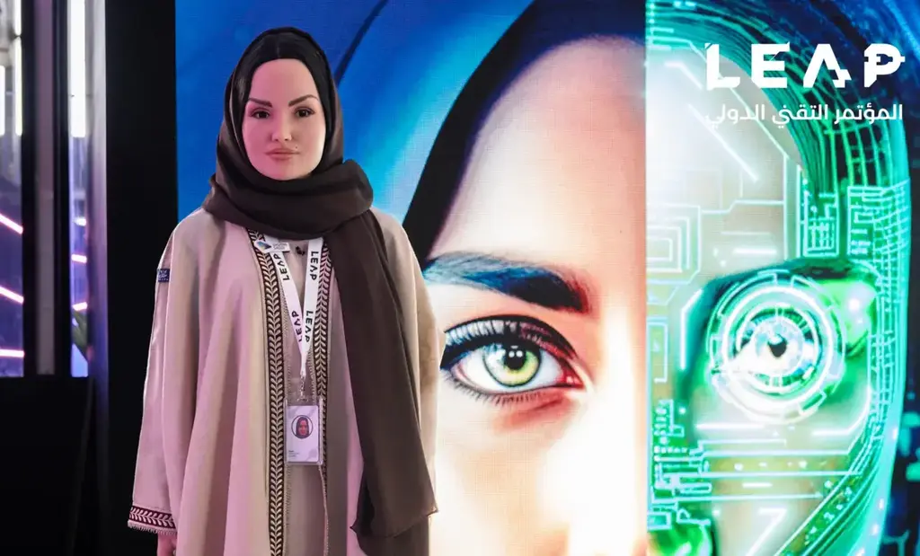 רובוט ראשון "שרה" בתערוכת טכנולוגיה סעודיה AI