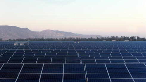 Kibbutz Ketura solar field.  (Amit Shaal) מוסף שבועי 21.3.24 שדה סולארי קיבוץ קטורה ב ערבה