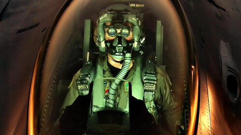 טייס אמריקאי ב-F16 שלו, עם משקפי הגברת אור כוכבים, צילום: USAF