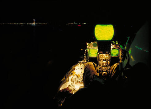תצוגות פנים של מטוס F16, צילום: USAF