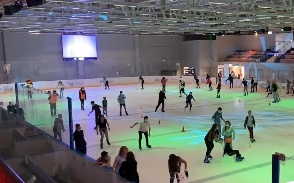 החלקה על הקרח תנובות OneIce Arena