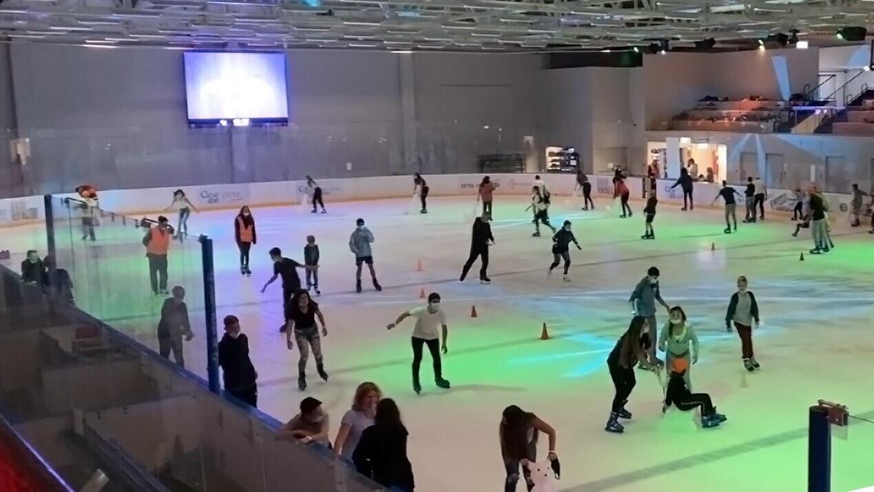 החלקה על הקרח תנובות OneIce Arena