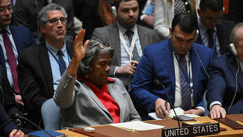 שגרירת ארה"ב באו"ם לינדה תומאס גרינפילד מצביעה במועצת הביטחון, צילום: AFP