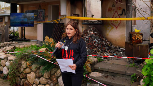 עמית סוסנה, מחוץ לביתה בכפר עזה שעלה באש ב-7 באוקטובר 
, צילום: REUTERS/Alexandre Meneghini
