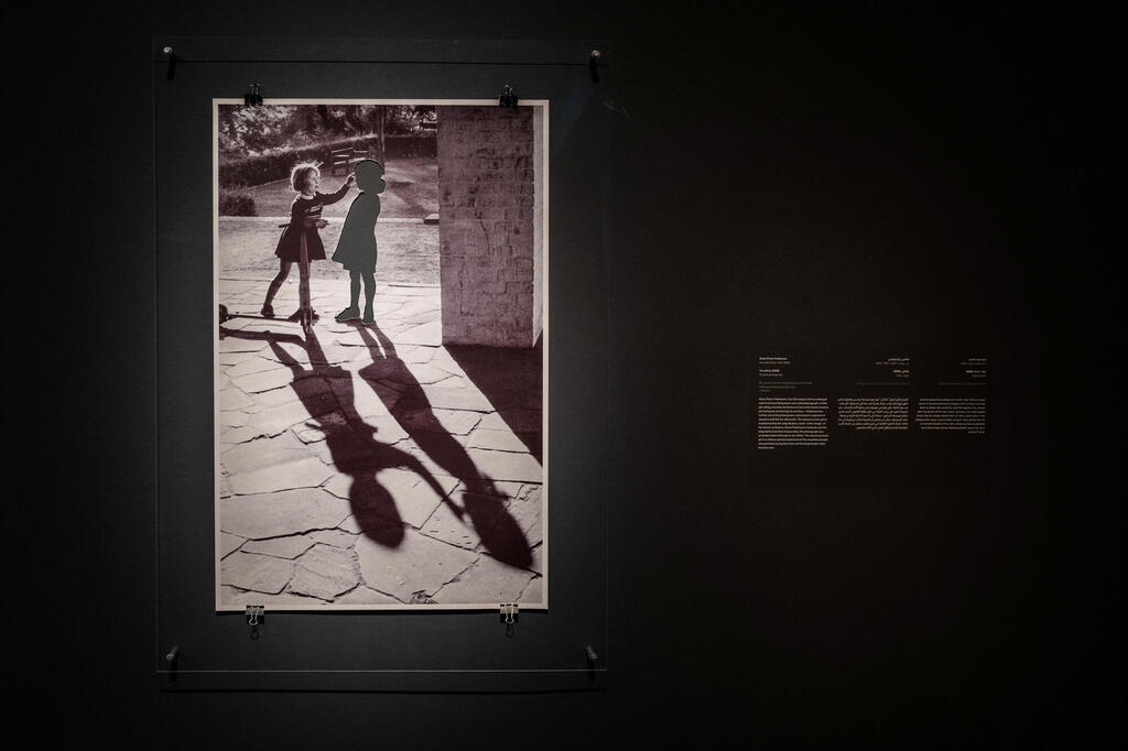 העבודה "שתי ילדות" של הנס־פטר פלדמן מוצג בתערוכה "שקיעתה של הזריחה" במוזיאון ישראל פנאי
