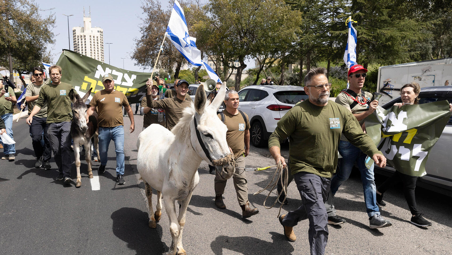 הפגנה של אחים לנשק נגד חוק ההשתמטות אתמול ב ירושלים