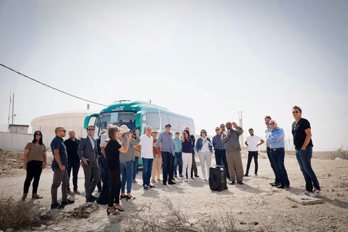 סיור "האוטובוס של יוסי" אל הנגב, למפגש עם אתגרי החברה הבדואית בשילובם בחברה הישראלית , צילום: אריאל זנדברג
