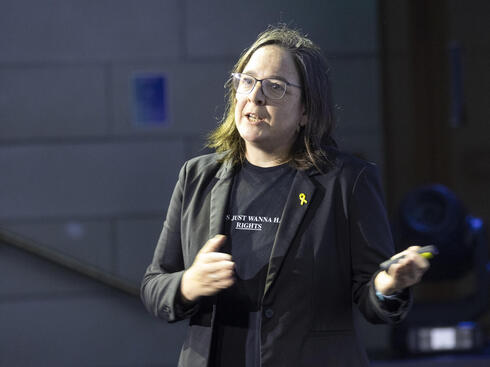 Peled Nakash speaking at the FemTech IL conference. 