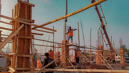 עובדים באתר בנייה , צילום:  Canva