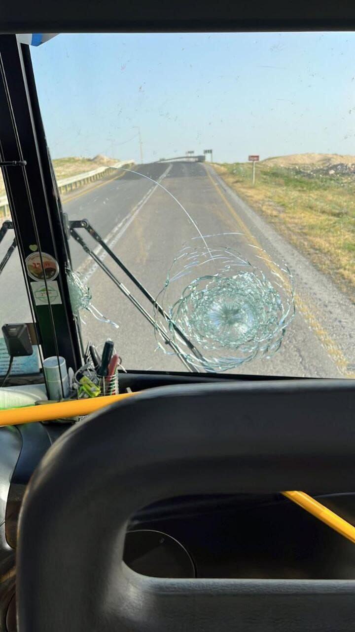 פיגוע ירי לעבר אוטובוס ממוגן שהסיע תלמידים באזור בקעת הירדן טרור כביש דרך