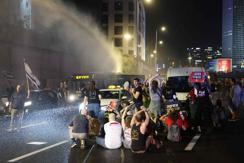 מפגינים חוסמים את איילון, צילום: JACK GUEZ / AFP