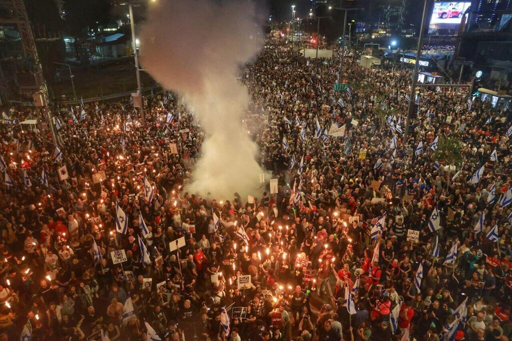 מפגינים מחאה בתל אביב חטופים 30.3.24