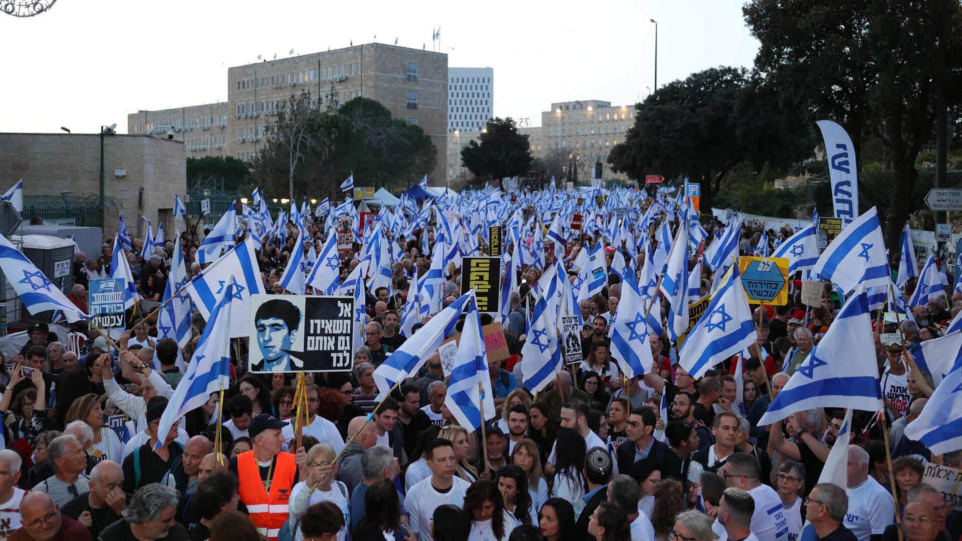 המחאה של משפחות החטופים מול הכנסת ירושלים