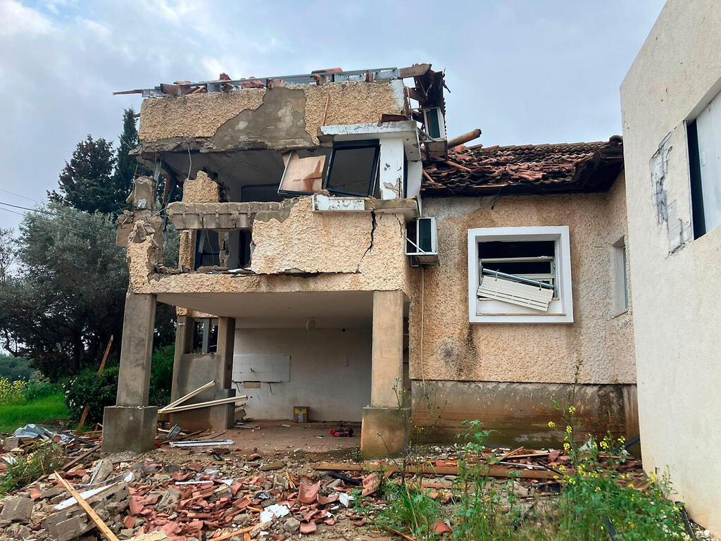 בתים הרוסים ב מטולה פגיעות ישירות מ טילים