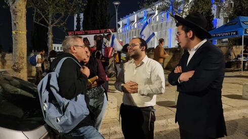 במרכז - ינון גואטה. רחוב קפלן, סמוך לכנסת, צילום: שקד גרין