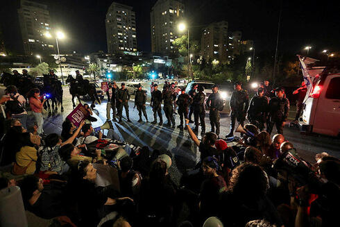 מפגינים בירושלים, הערב, צילום: REUTERS/Ronen Zvulun