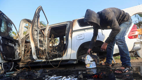 רכב של ארגון הסיוע WCK שנפגע מאש צה"ל,  צילום:  REUTERS/ Ahmed Zakot