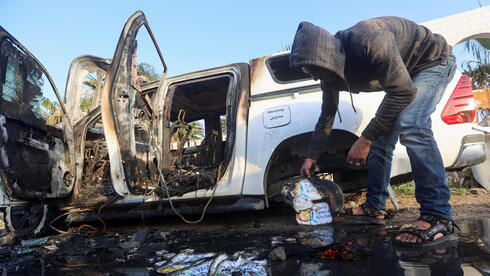 פגיעה באחד מרכבי האו"ם ,  צילום:  REUTERS/ Ahmed Zakot