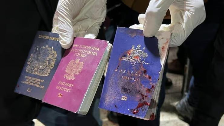 דרכונים של עובדי סיוע שנהרגו בתקיפת צה"ל במרכז הרצועה