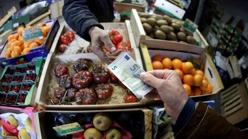 צילום: REUTERS/Eric Gaillard ירידות של יותר מ-1% בבורסות פרנקפורט ולונדון; האינפלציה בגוש היורו עלתה ל-3.3%
