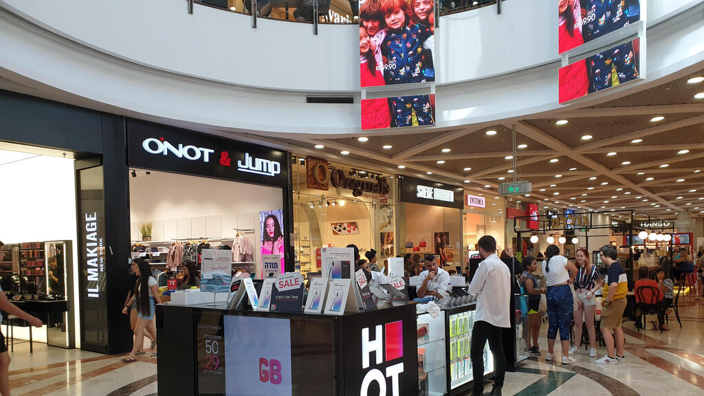 דוכן של הוט מובייל בקניון 2019