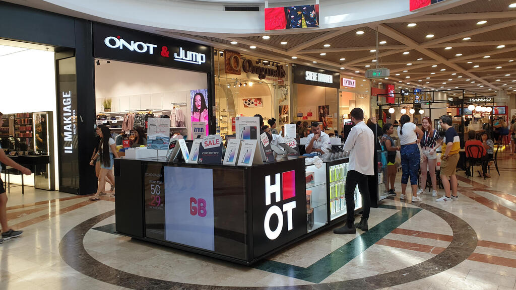 דוכן של הוט מובייל בקניון 2019