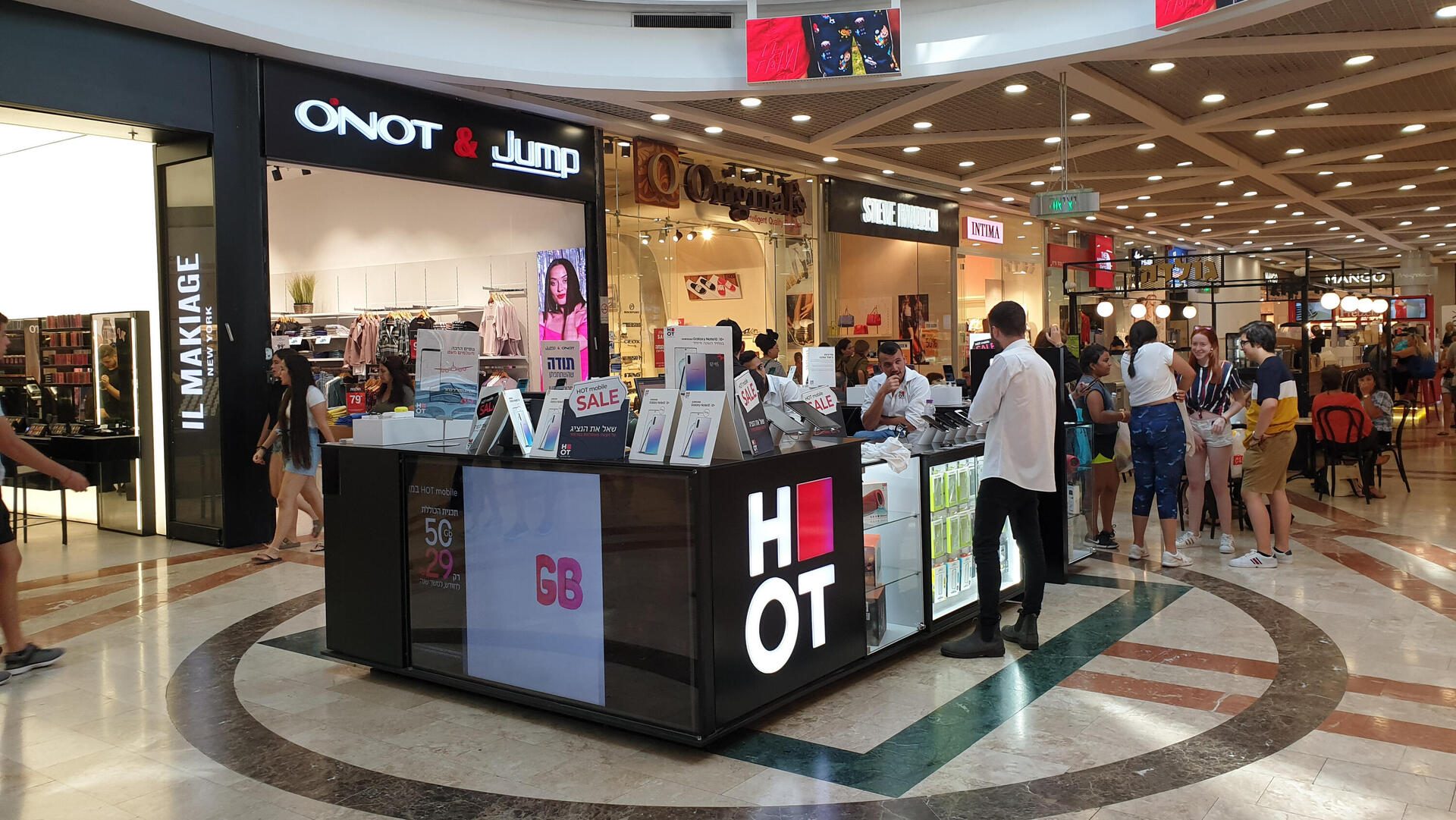 דוכן של הוט מובייל בקניון 2019