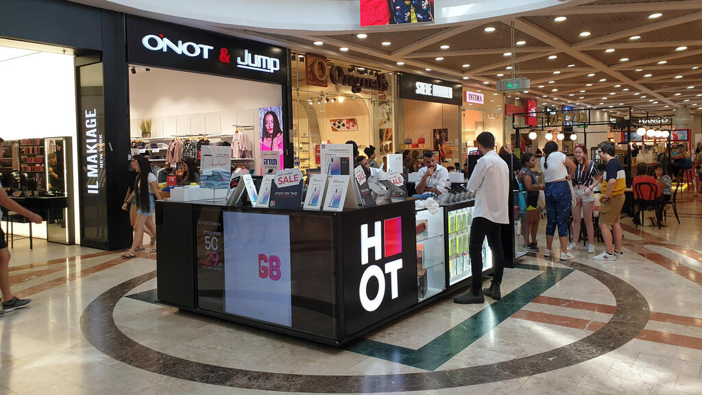 דוכן של הוט מובייל בקניון 2019