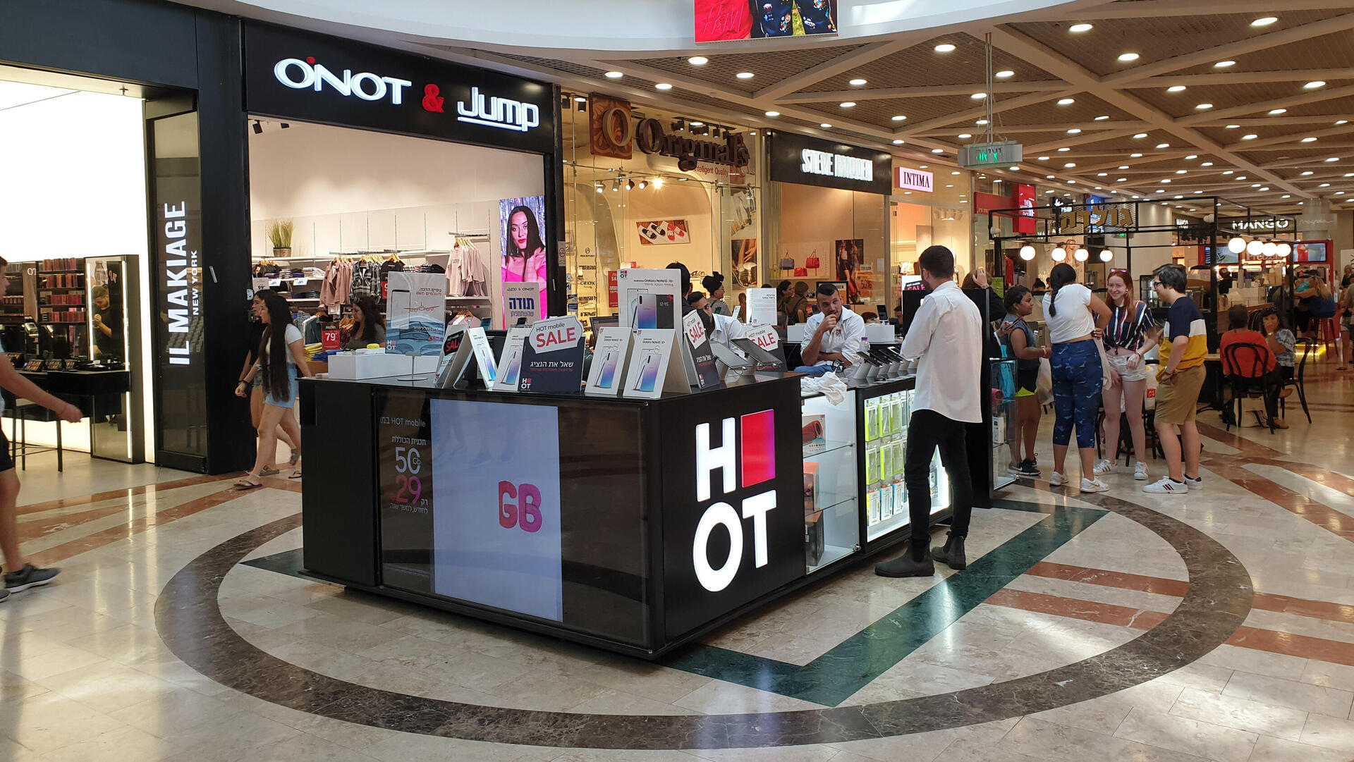 דוכן של הוט מובייל בקניון 2019