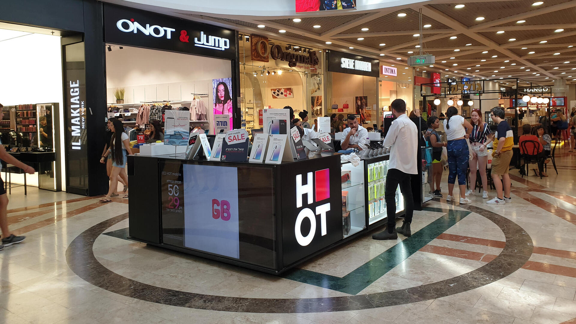 דוכן של הוט מובייל בקניון 2019