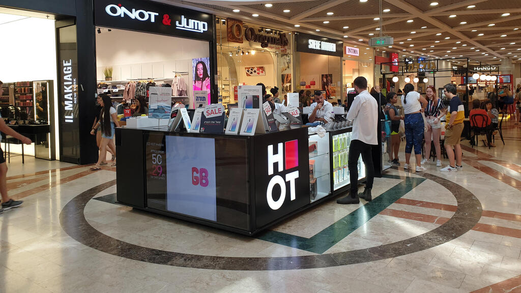 דוכן של הוט מובייל בקניון 2019
