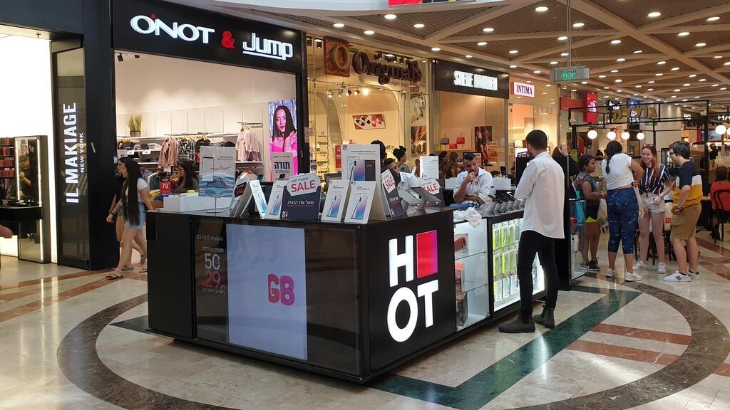 דוכן של HOT מובייל (צילום: תומי הרפז) דוכן של הוט מובייל בקניון 2019