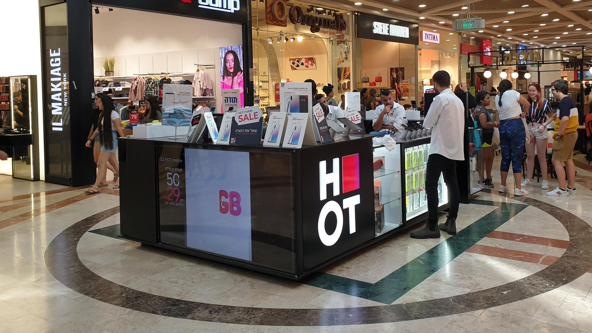 דוכן של הוט מובייל בקניון 2019