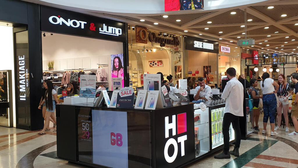 דוכן של הוט מובייל בקניון 2019